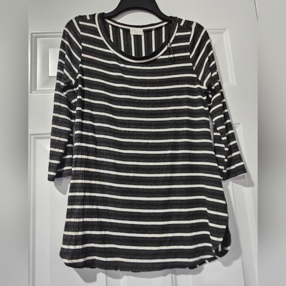Dee Elly stripped top size XS looks like oversized